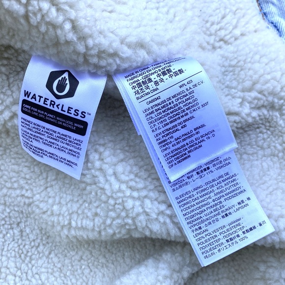 NWT Levi’s Ex-Boyfriend light wash trucker jacket - Picture 8 of 10